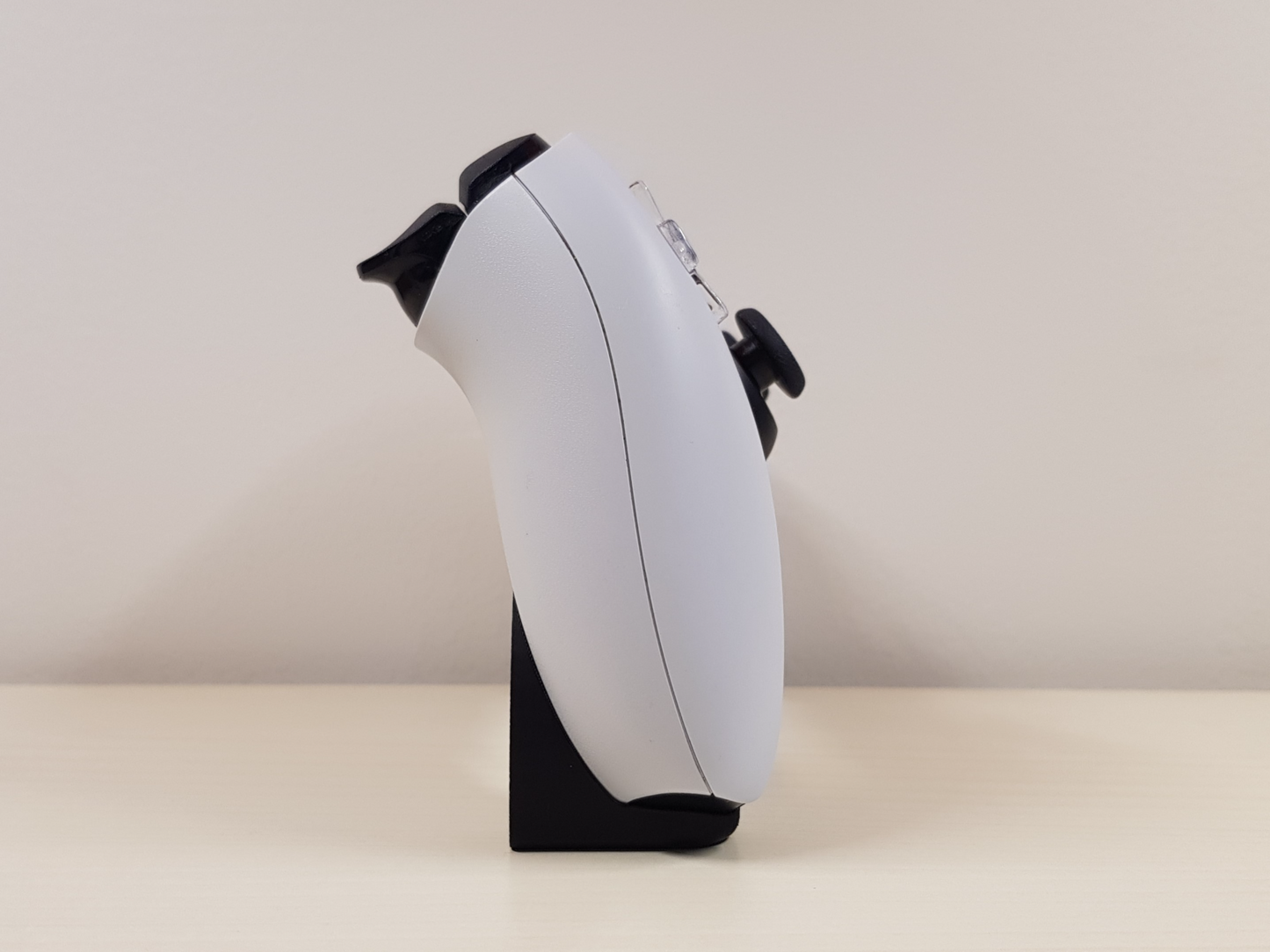 Minimalistic Invisible Controller Stand