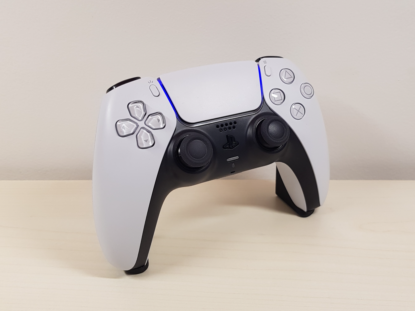 Minimalistic Invisible Controller Stand
